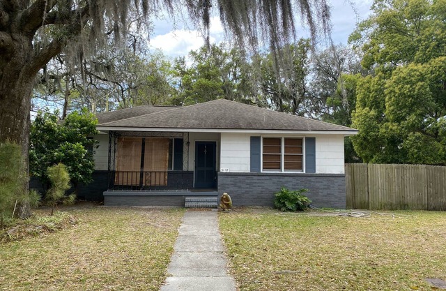 Beautiful bungalow 10 min to downtown 25 min to Tybee.
