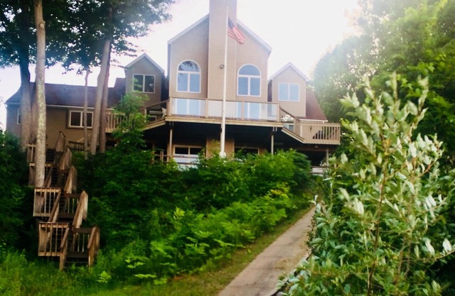 Beautiful Burt Lake Family Getaway