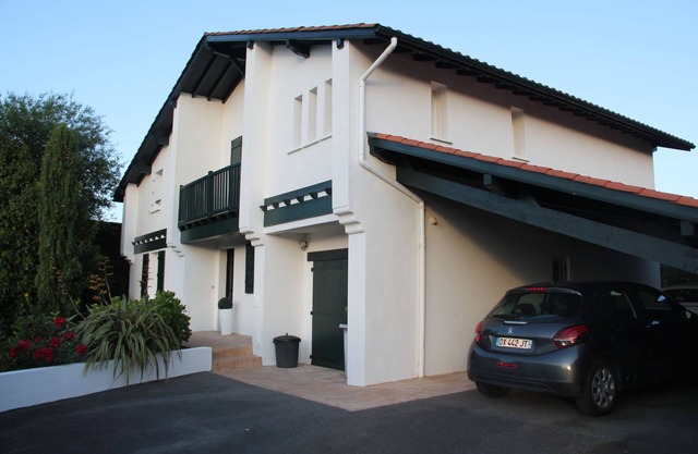 BEAUTIFUL CONTEMPORARY HOUSE STYLE BASQUE WITH POOL