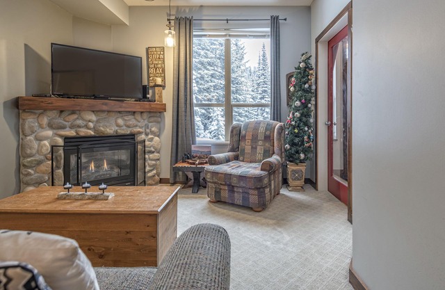 Beautiful 2 bedroom Ground Floor Condo - Ski in/out from the Door - Pet Friendly