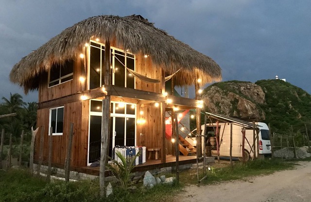 Beautiful cabin on beach, steps from the beach and great surf, peaceful location