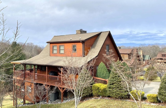 Beautiful Cabin at the New River w/ Blue Ridge Mountain Views!
