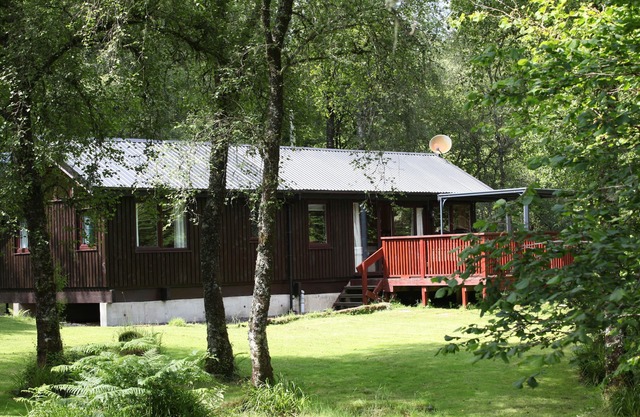 Beautiful Cabin with electric hot tub, wifi, wood burning stove close to loch
