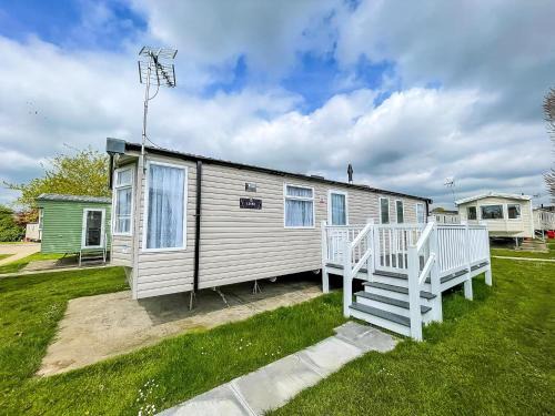 Beautiful Caravan With Decking And Free Wifi At Highfield Grange Ref 26740Wr