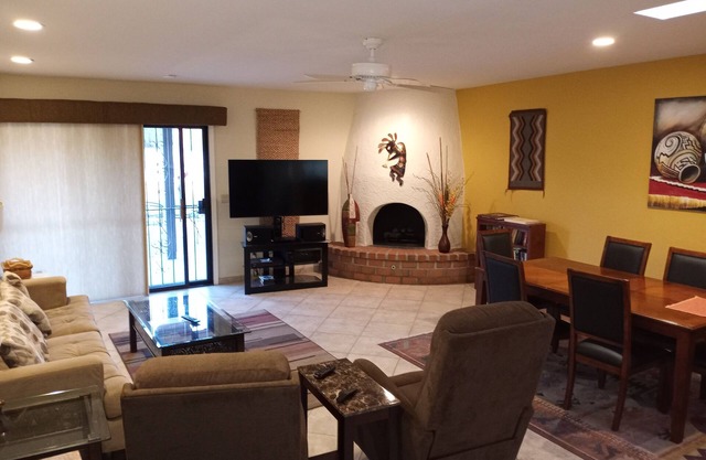 Beautiful Catalina View Townhome near Sabino Canyon, Restaurants and Shopping