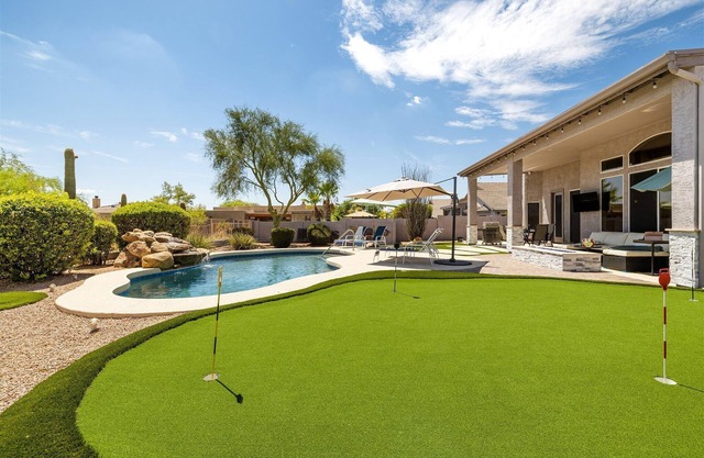 Beautiful Cave Creek Hm w/Hot Tub, Pool, Putting Grn, 4 bedrooms