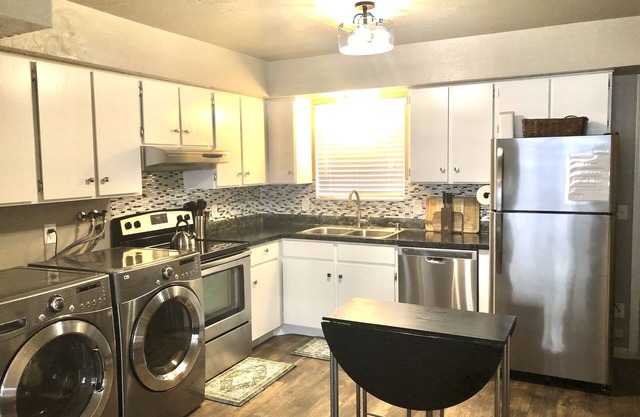 Beautiful centrally located townhome!! 5 minutes to HAFB and Freeport Center!!