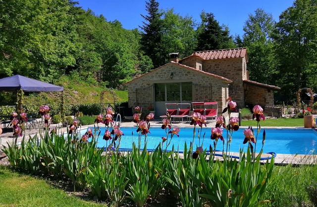 BEAUTIFUL CHESTNUT BARN FOR 2 IMMERSED IN NATURE - PRIVATE POOL - DOG FRIENDLY