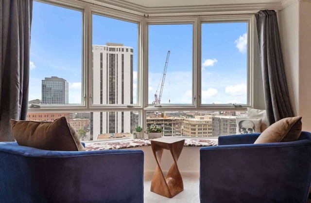 Beautiful City Views in the Center of Everything!