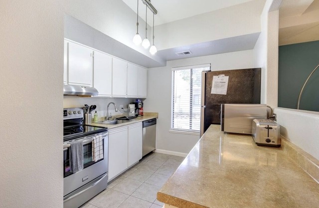 Beautiful, Clean and Private Condo with Parking in San Jose!