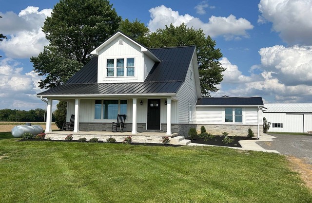 Beautiful completely renovated farmhouse with all the modern amenities!