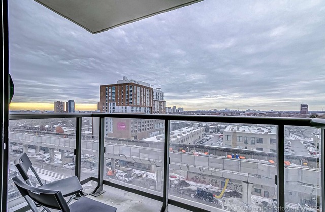 Beautiful Condo Near Subway station