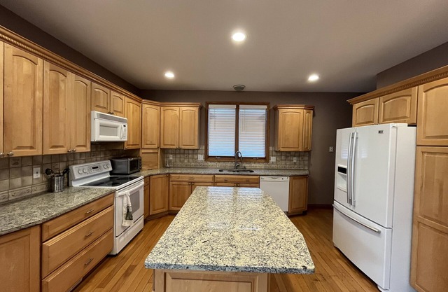 Beautiful Contemporary 3200sq ft Lake Oasis w/Amazing Views!