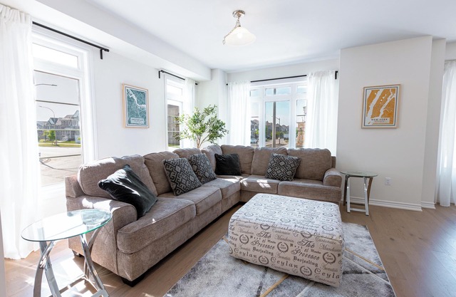 Beautiful Corner Unit Town in Whitby W/Parking - Bright Spacious Open Layout
