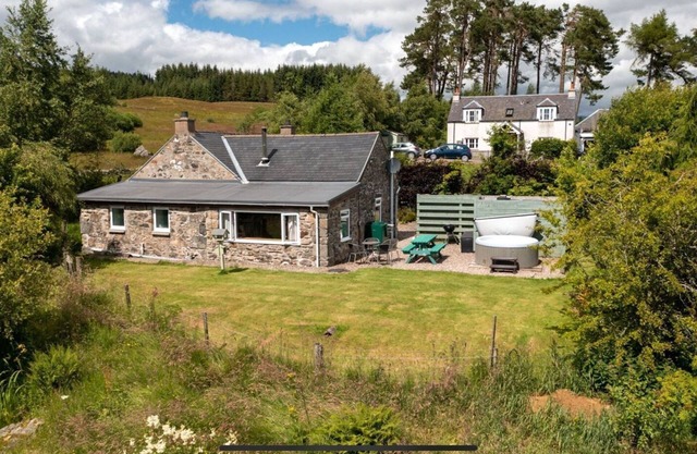 Beautiful cosy 2 bed cottage with woodburner & hot tub overlooking small lake