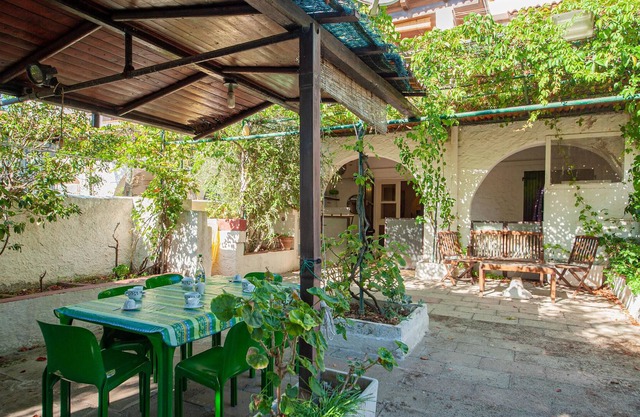 Beautiful cottage with atmospheric, well-kept garden, only 200 m from the sandy beach.