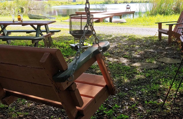 Beautiful Country Setting on Private Fishing Pond, Fishing Rods Boat included!