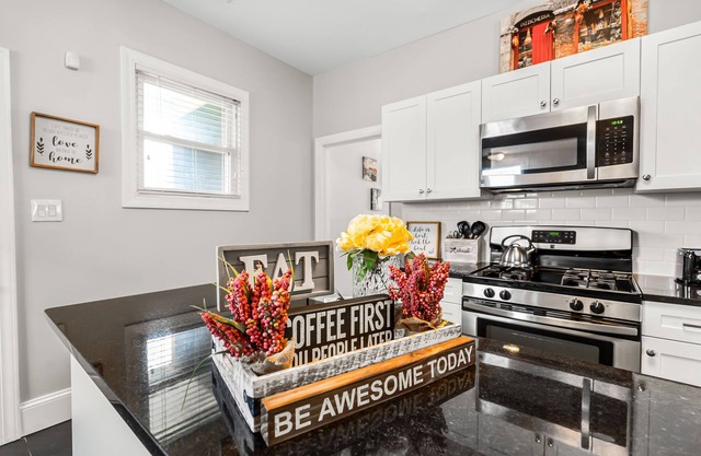 Beautiful cozy 2bedroom getaway minutes away from the heart of Downtown Detroit!