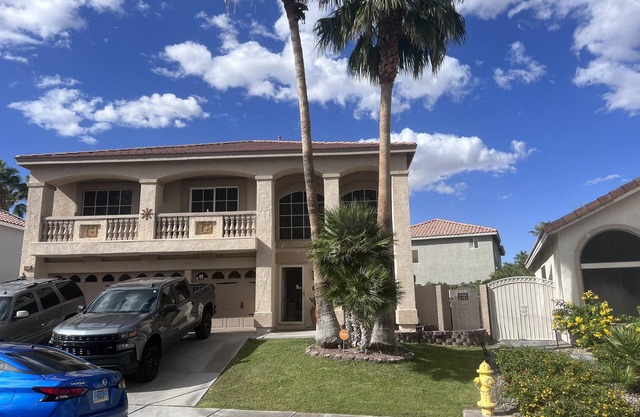Beautiful Cozy home with 5 bdr and 3 baths. Great for families, entertainment.