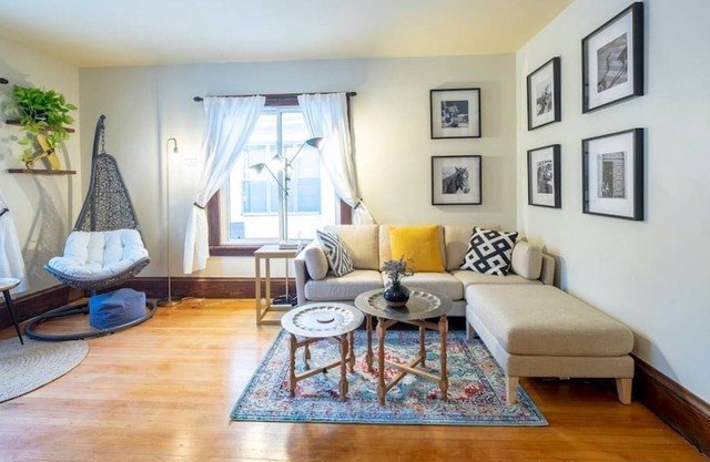 Beautiful Cozy House - Historic & Modern! Sleeps 10 - Large Backyard | Garage