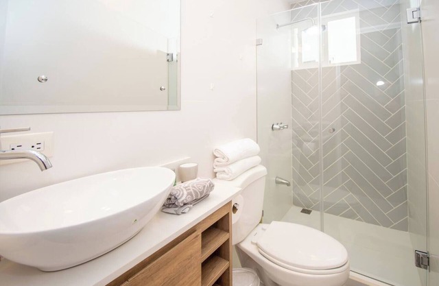 Beautiful Condo just steps from Avenida Escazu!