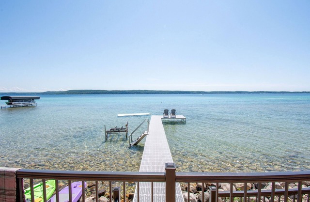 Beautiful Crystal Lake Waterfront, Central AC, Dock, Kayaks, Paddleboards