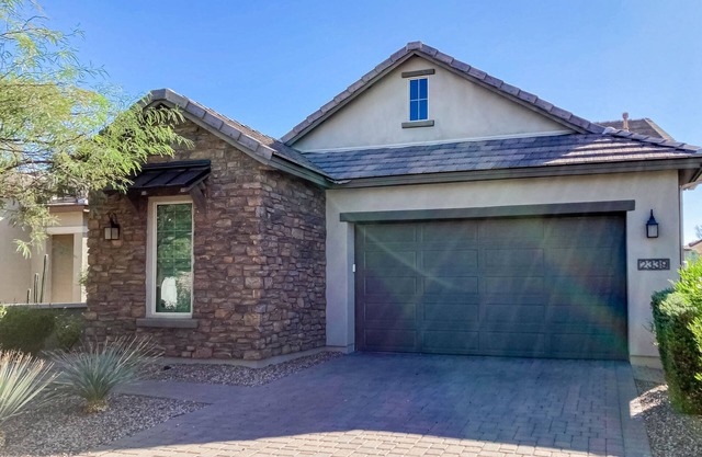 Beautiful desert home near trailheads with yard, grill, and mtn views - dogs ok