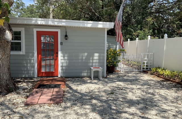 Beautiful Detached Remodeled Cottage Studio/Downtown Palm Harbor.NON FLOOD Zone