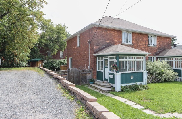 Beautiful Downtown 3 bedroom Century Home -B