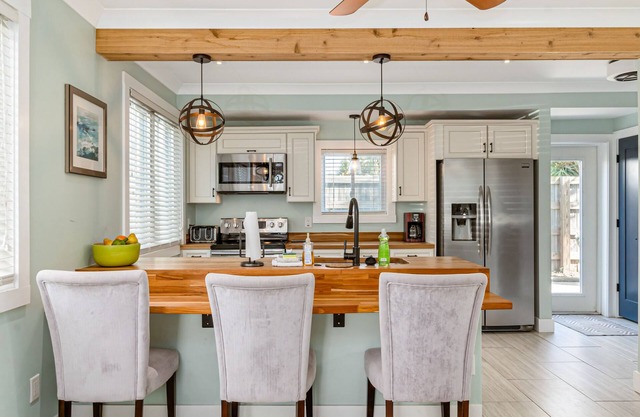 Beautiful downtown Melbourne Beach renovated apartment one block from the beach!