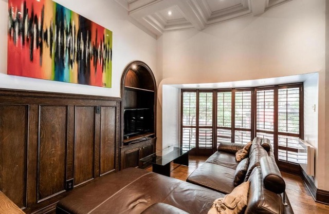 Beautiful Downtown Studio Apartment - A