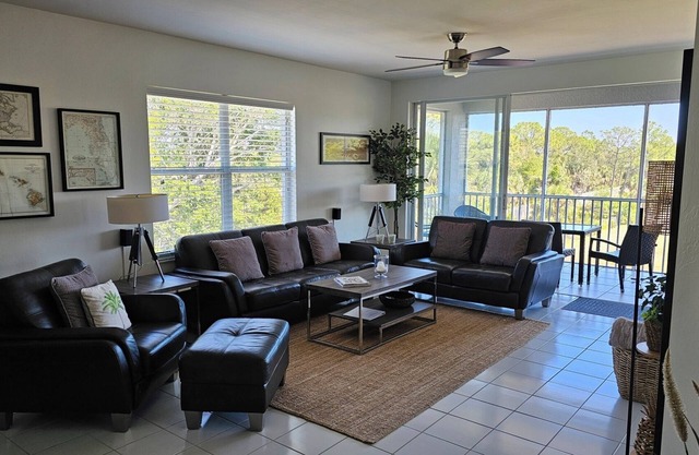 Beautiful end unit located on top floor. Close to the beach. Pet friendly.