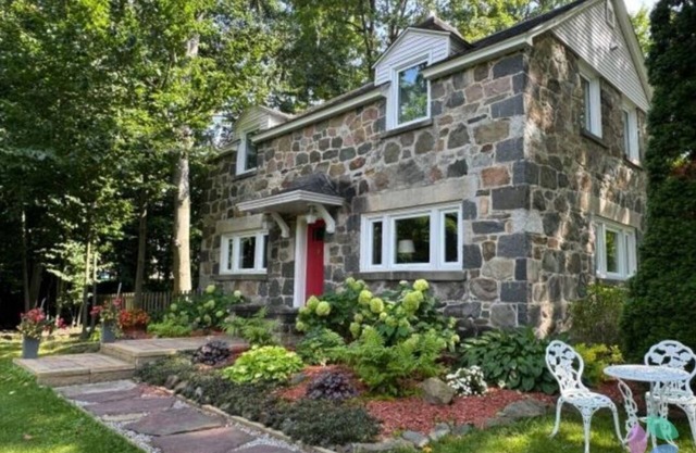 Beautiful English cottage close to ski mountains and all winter activities