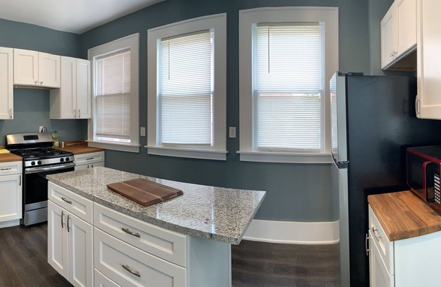 Beautiful Entire Corner house, fireplaces Near SU