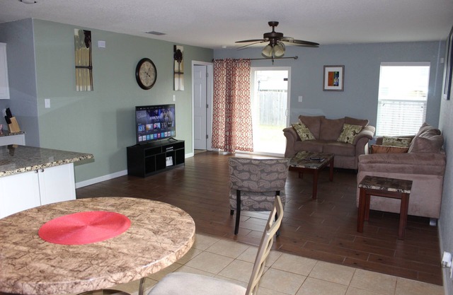 Beautiful Entire Home only 1 exit to Lackland AFB.Minutes to Sea World/Six Flags