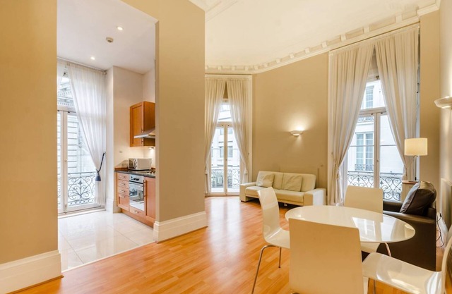 Beautiful flat on Trafalgar Square, Balcony overlooking the Pall Mall