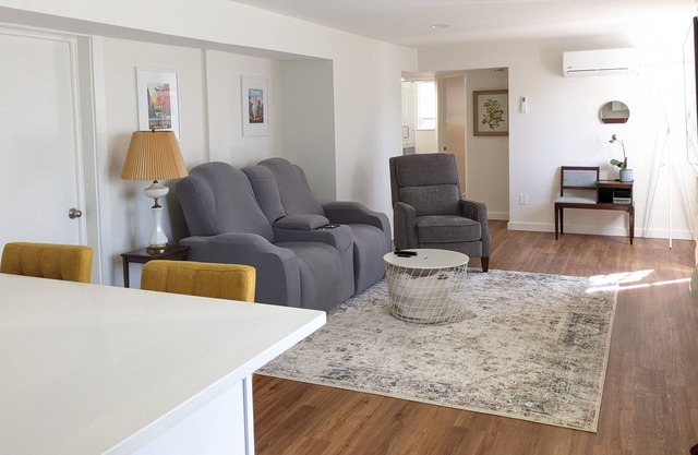 Beautiful, fully renovated 1-bedroom suite, 20 minutes from Philadelpia
