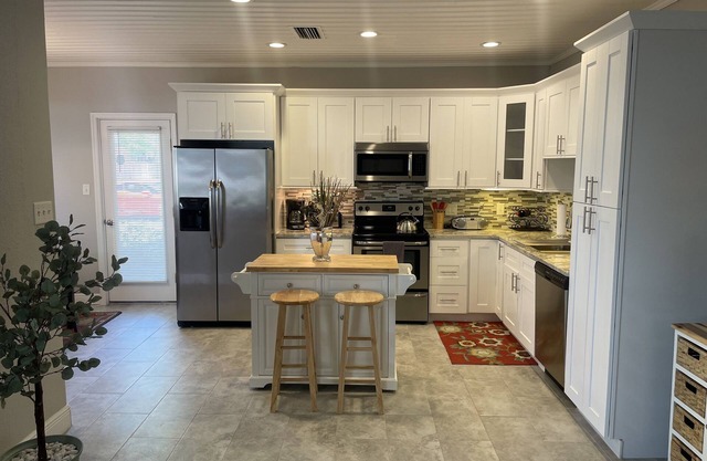 Beautiful Fully Renovated Home, short walk to bay and activities.