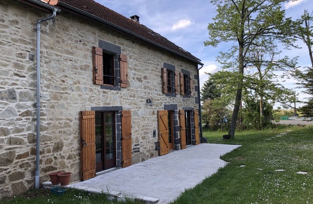 Beautiful furnished farm in the park of Auvergne volcanoes close to Chatel-Guyon