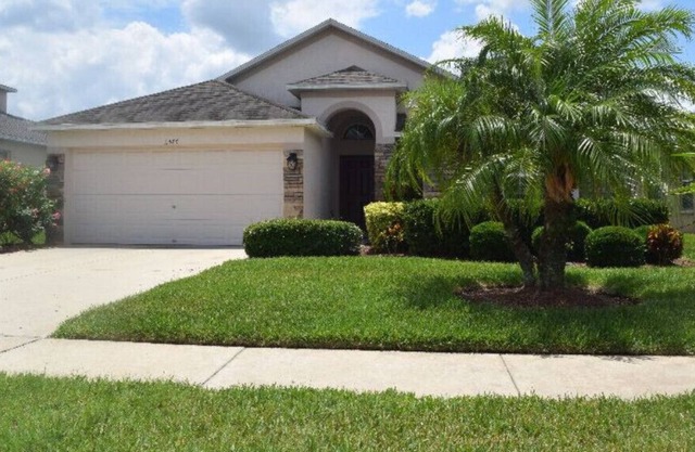 Beautiful furnished one bedroom unit located in quiet neighborhood.