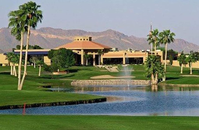 Beautiful golf course gated community with private putting green, pool/hot tub!