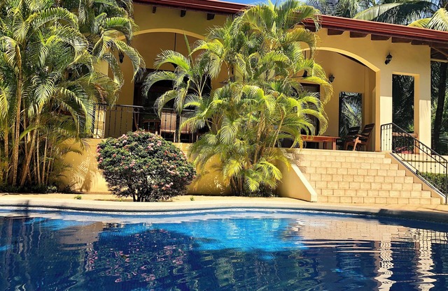 Beautiful House, private pool, amazing gardens. Up to 6 guests 3 bedrooms