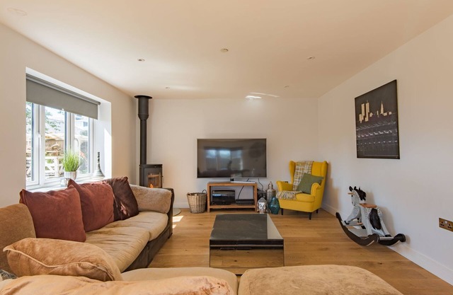 Beautiful holiday home sleeping 8 with parking and huge garden in Deal, minutes from the beach