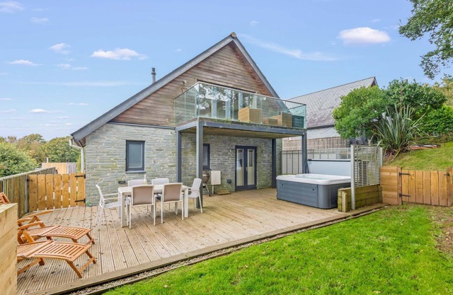 Beautiful holiday home with hot tub, just a walk away from Talland beach.