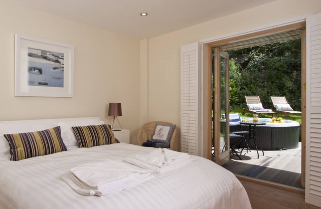 Beautiful holiday home with hot tub, just a walk away from Talland beach.