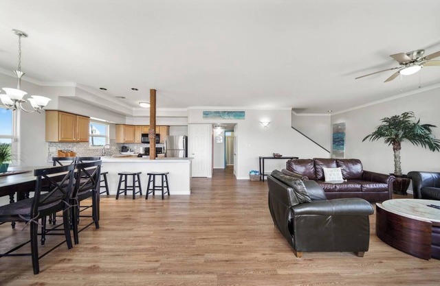 Beautiful Home by the Beach: Hot Tub, Deck, Views!