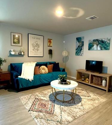 Beautiful home eight minutes away from Brooks corner shopping center and hospital
