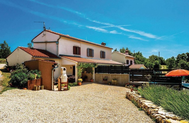 Beautiful home in Bartici with WiFi