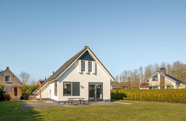 Beautiful Home In Tzummarum With 3 Bedrooms, Wifi And Outdoor Swimming Pool