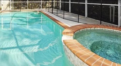 Beautiful home in Valrico with HEATED POOL & SPA -HOT TUB for relaxation